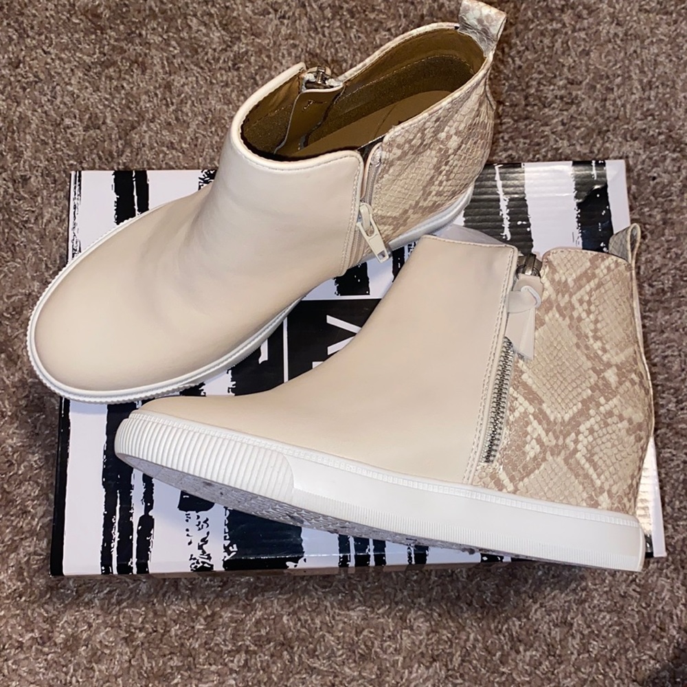 Neutral snake print sneakers